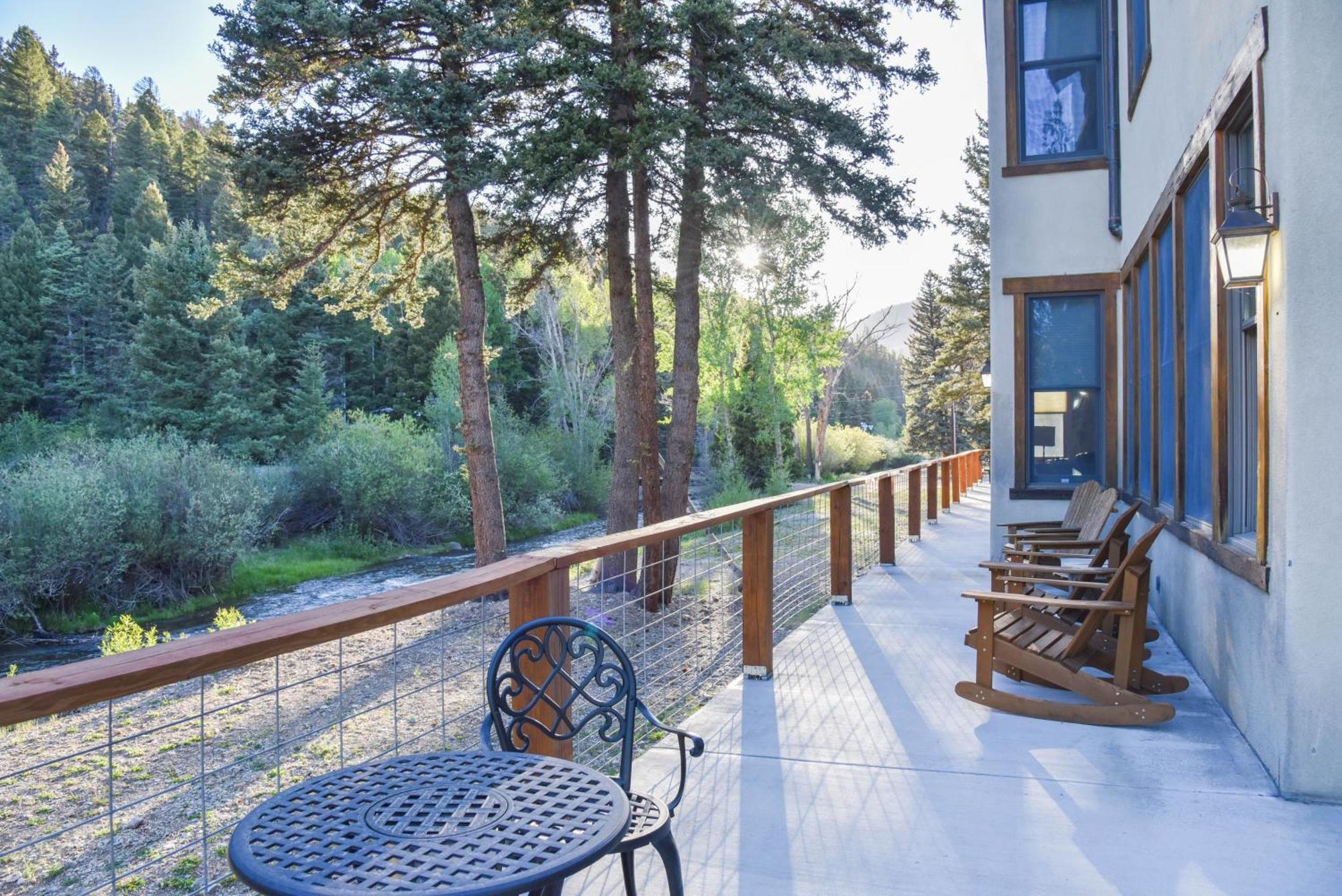 River Lyric Lodge - Formerly Double Dog Red River Dış mekan fotoğraf